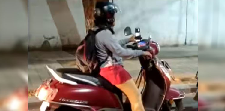 ٹریفک میں پھنسی خاتون نے اپنے وقت کو قیمتی کس طرح بنایا؟ ویڈیو وائرل