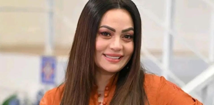 سعدیہ امام نے فیملی کے ہمراہ تصاویر شیئر کردیں
