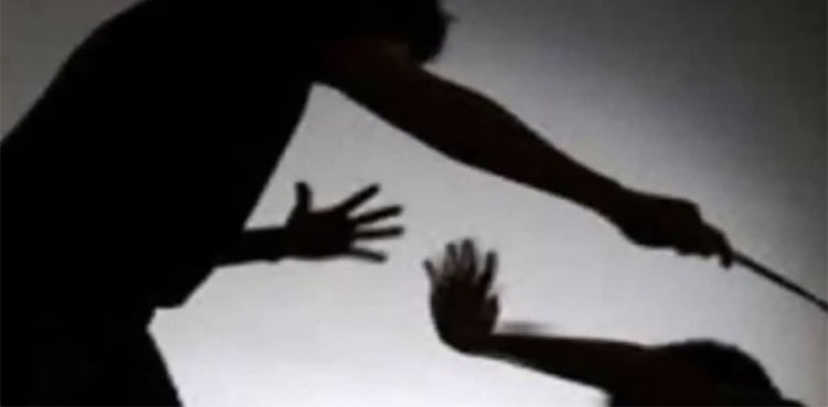 مزدوری کیوں مانگی؟ مالکن نے ملازمہ پر تشدد کے بعد گرم چاقو سے ہاتھ جلادیا