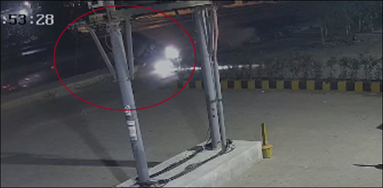 تیز رفتار کار نے دوسری کار کو ٹکر مار دی، دل دہلا دینے والی فوٹیج