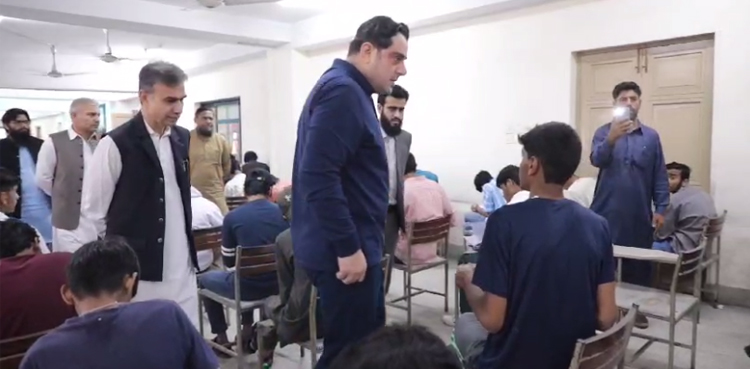 صوبائی وزیر بلال یاسین کی موجودگی میں پرچہ حل کرنے کیلیے رشوت مانگنے کا انکشاف