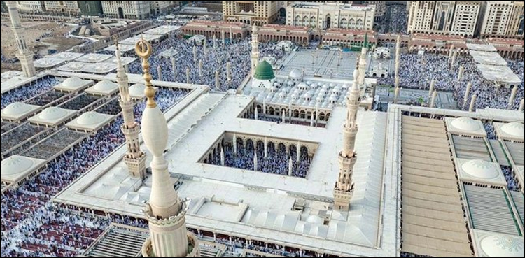 مسجد الحرام اور مسجدِ نبوی میں عید کے سب سے بڑے اجتماعات، ریاض میں بارش کے دوران نماز عید