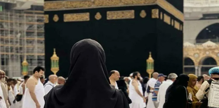 کیا کوئی لڑکی اکیلے عمرہ کرنے جاسکتی ہے؟ علماء کرام کی رائے
