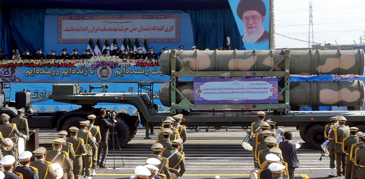 ایران میں فوجی پریڈ، جدید ترین ڈرونز اور میزائلوں کی نمائش