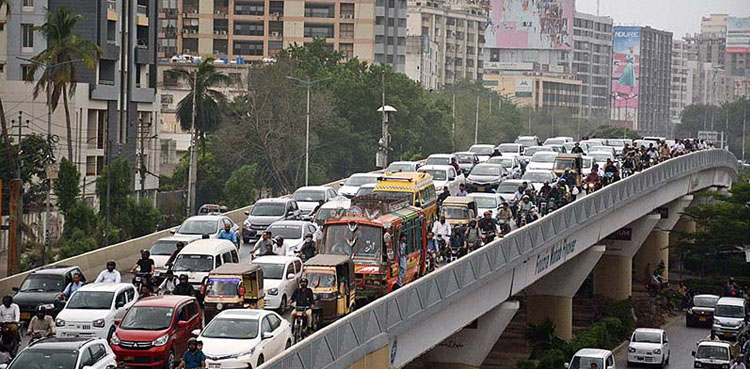 کراچی کی مختلف شاہراہوں پر شدید ٹریفک جام