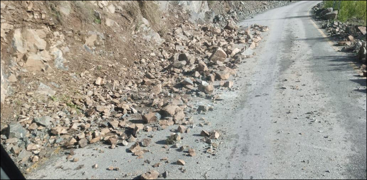 طوفانی بارشوں کے باعث ٹریفک کے لیے بند اکثر سڑکیں کھول دی گئیں