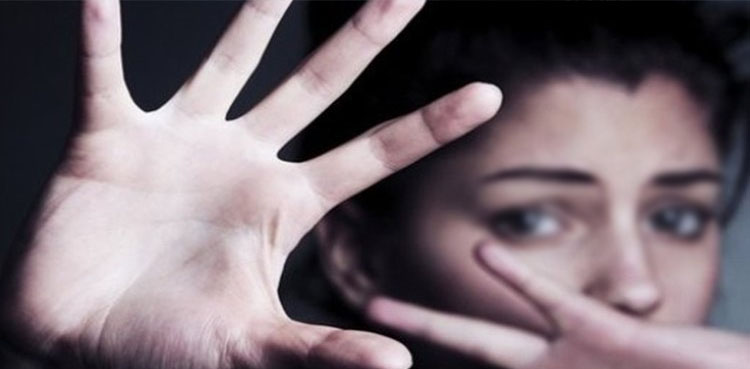 لیڈی پولیس اہلکار پر شوہر نے تیزاب پھینک دیا