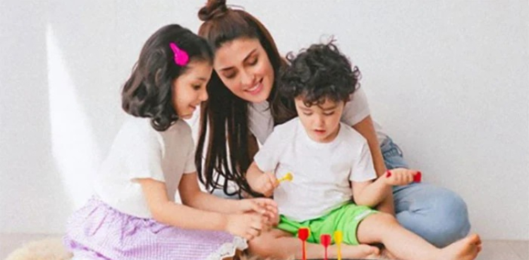 ’بچے اپنے والدین کا ہی آئینہ ہوتے ہیں‘ ماؤں کے عالمی دن پر عائزہ خان کا پیغام