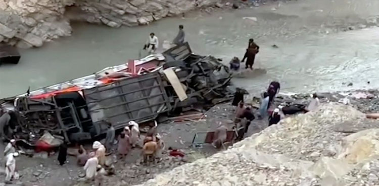 دیامر: مسافر بس کھائی میں گرنے سے 20 مسافر جاں بحق، متعدد زخمی