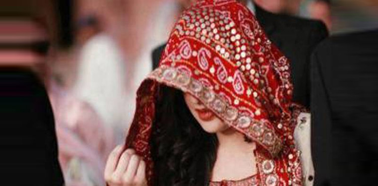 خوبصورت بیوی کا طعنہ ملنے پر نوجوان نے کیا کیا؟ ویڈیو دیکھیں