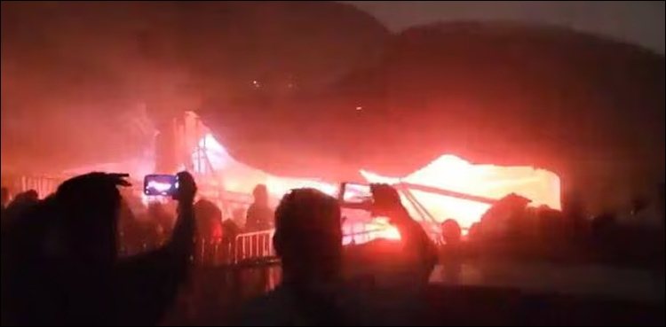 تیز ہواؤں نے اسٹیج پر قیامت ڈھا دی، 9 ہلاک، دل دہلا دینے والی ویڈیو
