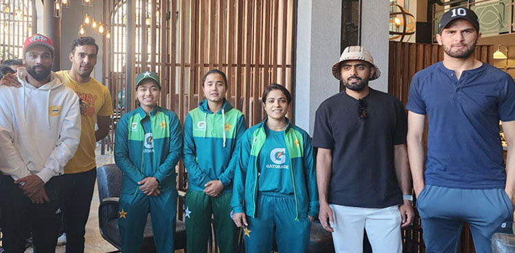 تیسرے ٹی ٹوئنٹی سے قبل پاکستانی خواتین کھلاڑیوں کی قومی کرکٹرز سے ملاقات
