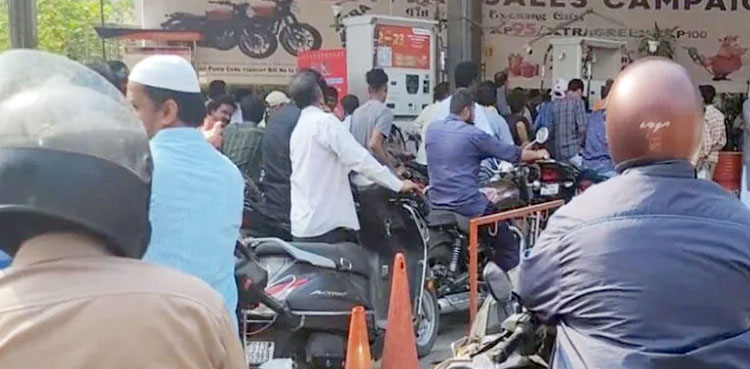 پیٹرول کے بجائے پیٹرول پمپ سے پانی آنے کا واقعہ، عوام کا احتجاج