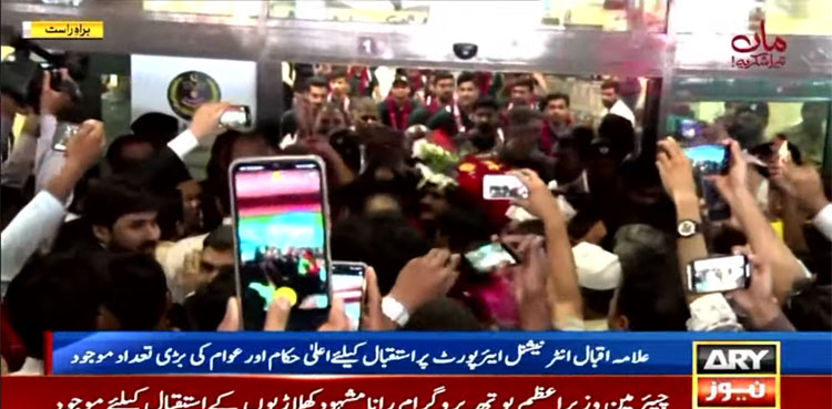قومی ہاکی ٹیم کا وطن واپس پہنچنے پر شاندار استقبال، عوام کا جم غفیر پہنچ گیا