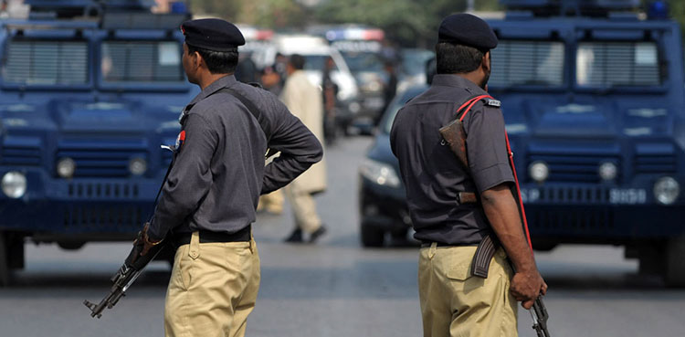 کراچی: تھانے میں خاتون کیساتھ ٹک ٹاک ویڈیو بنانا پولیس افسر کو مہنگا پڑ گیا