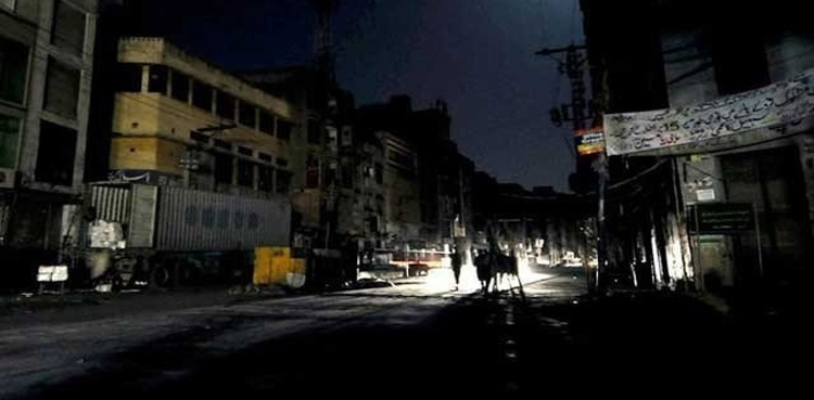 زور دار دھماکا : لاہور اچانک اندھیرے میں ڈوب گیا