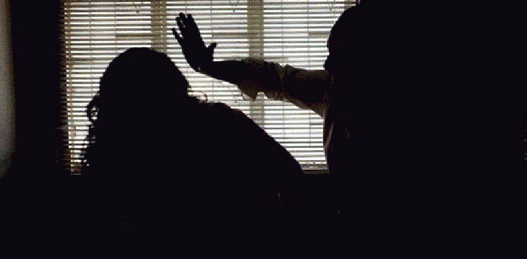 جائیداد میں حصہ نہ ملنے پر بدبخت بیٹے  کا بیوی کے ساتھ مل کر ماں پر تشدد