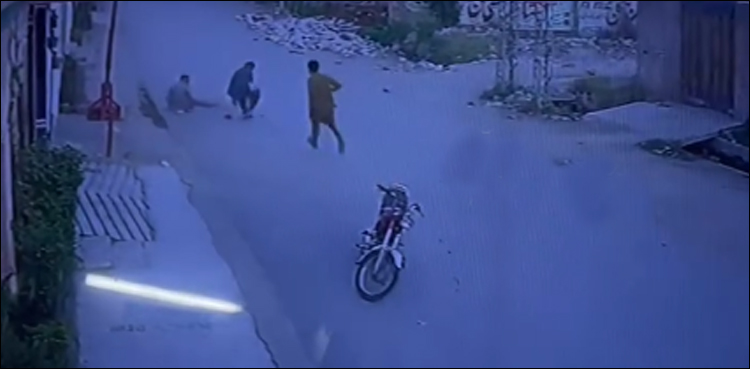 پشاور میں بھی موبائل چھیننے کی وارداتوں کے دوران شہری قتل ہونے لگے، دل دہلا دینے والی فوٹیج