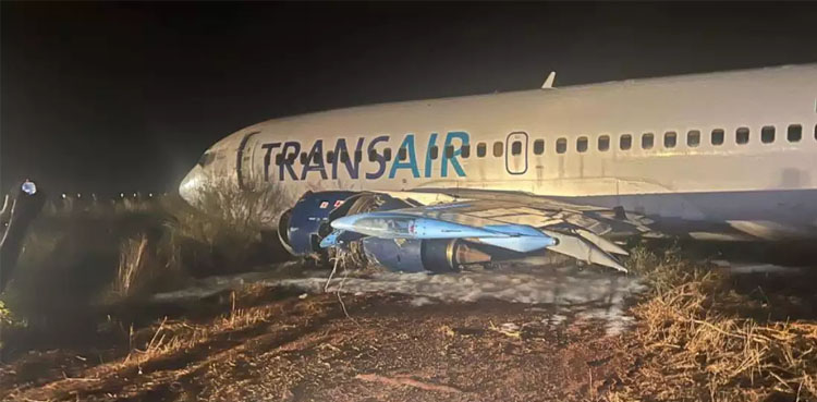 نجی ایئر لائن کا طیارہ رن وے پر پھسل گیا، متعدد مسافر زخمی