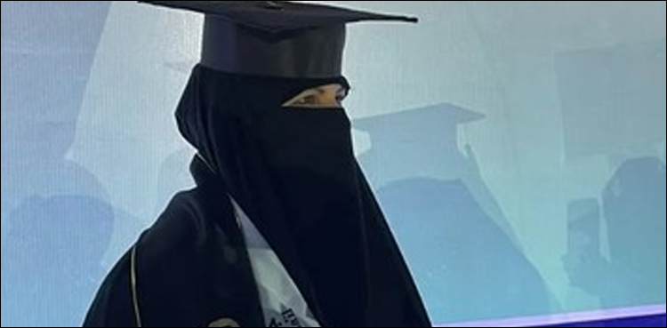 شادی کے بعد پڑھائی چھوڑنے والی سعودی خاتون نے بڑھاپے میں کس مضمون میں گریجویشن کی؟