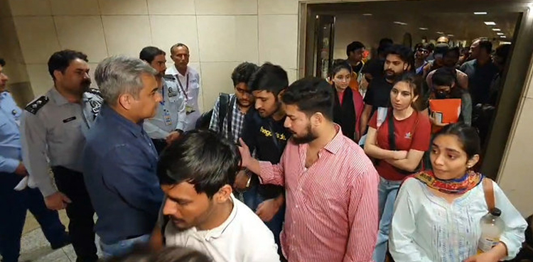 کرغزستان سے  وطن واپس پہنچنے والے طلبہ نے پاکستانی سفیر کے خلاف شکایات کے انبار لگادیے