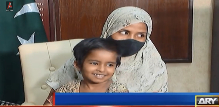کراچی : نمائش چورنگی سے  لاپتہ ہونے والی ننھی عائشہ اہل خانہ کے سپرد