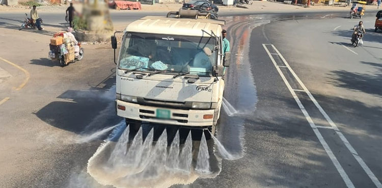 کراچی کی سڑکوں کی کلورین سے دھلائی، عرق گلاب کا اسپرے