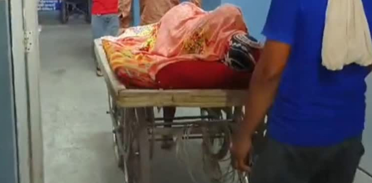 ایمبولینس نہ ملنے پر اہل خانہ حاملہ خاتون کو ریڑھی پر اسپتال لے آئے