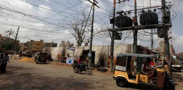بارش کے بعد کراچی کے مختلف علاقوں میں 400 فیڈرز ٹرپ کرگئے