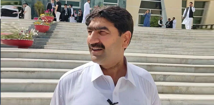 پی ٹی آئی کے ایک اور رہنما پر نامعلوم افراد کا تشدد، اسپتال منتقل
