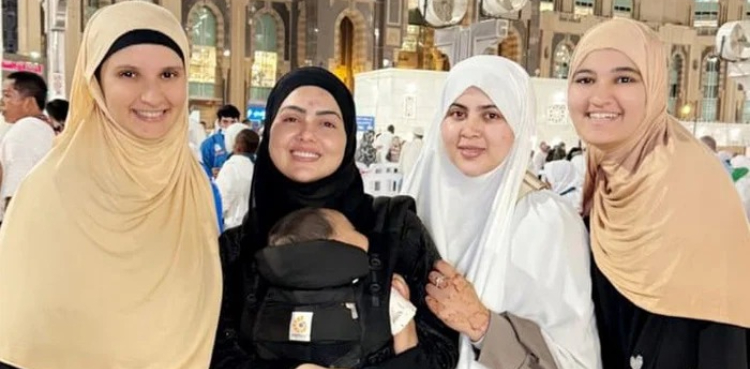 ثانیہ مرزا اور ثناء خان نے عمرہ ادا کرلیا
