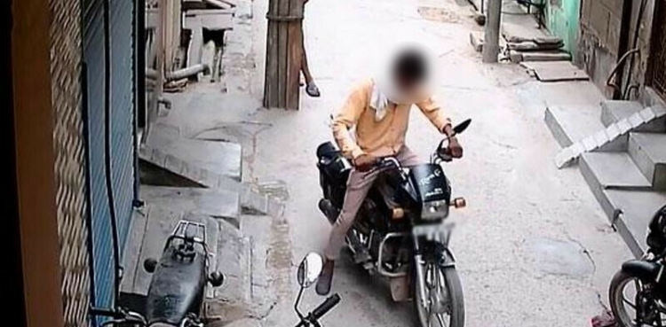 موٹر سائیکل چور گینگ میں شامل بچے کو شہریوں نے پکڑ لیا