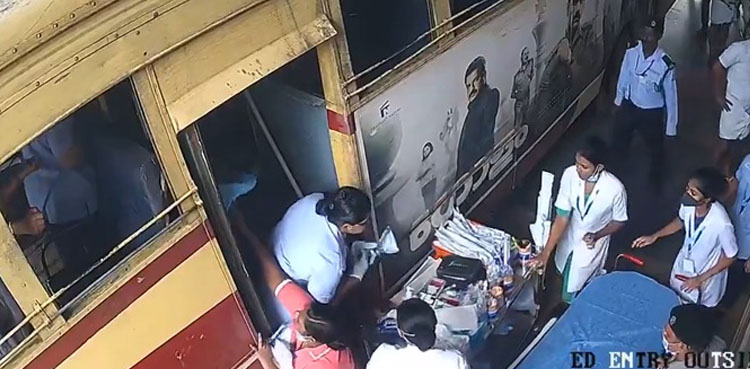 بس میں بچے کو جنم