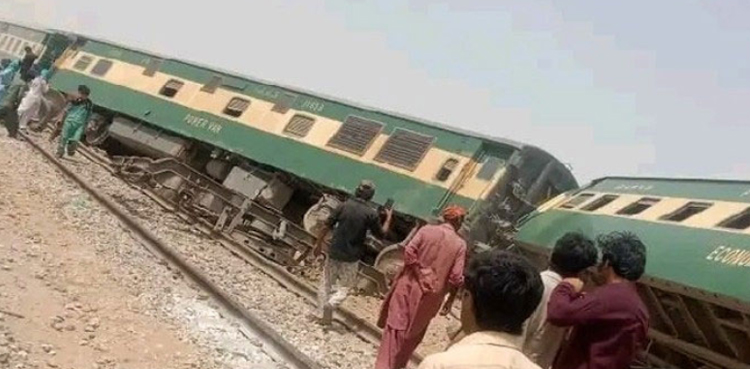کراچی سے فیصل آباد جانے والی ملت ایکسپریس بڑے حادثے سے بچ گئی