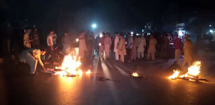 کراچی، لوڈشیڈنگ کے ستائے شہریوں کی بڑی تعداد رات گئے سڑکوں پر نکل آئی