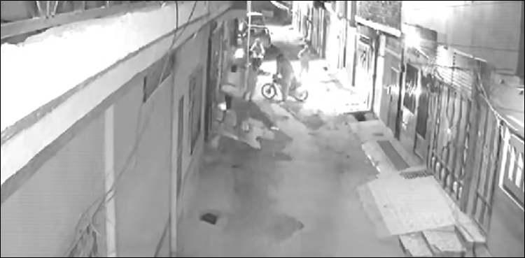 کوئٹہ میں موٹر سائیکل چھیننے کی واردات کی فوٹیج سامنے آ گئی