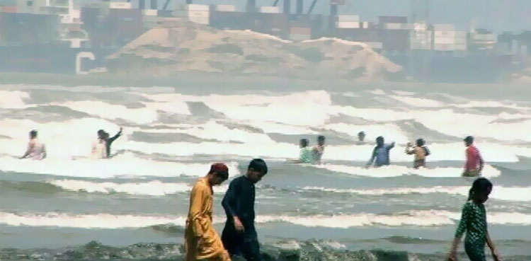 کراچی میں  2 ماہ کیلئے سمندر میں نہانے پر پابندی عائد