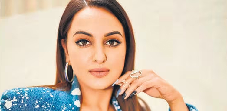 سوناکشی سنہا کی ظہیر اقبال کے گھر والوں کے ہمراہ تصویر سامنے آگئی