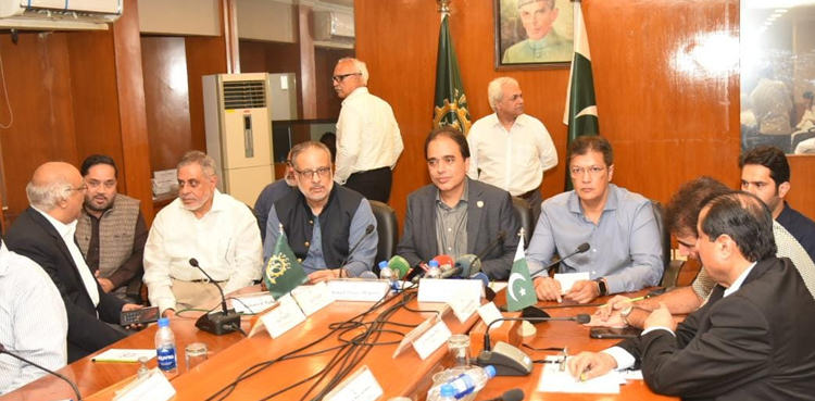 کراچی کے تاجروں اور صنعتکاروں کا کہنا ہے کہ آئی پی پیز کی وجہ سے پاور ٹیرف اب برداشت سے باہر ہو چکا ہے، انرجی کی قیمت پاکستان کی انڈسٹری کا سب سے بڑا مسئلہ بن چکا ہے۔
