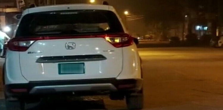 سرکاری گاڑی میں سوار فیملی کی کھلےعام بدمعاشی اور فائرنگ