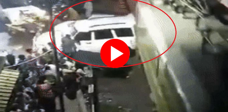 تیز رفتار ٹرین کی کراسنگ میں پھنسی گاڑی کو زوردار ٹکر، ویڈیو وائرل
