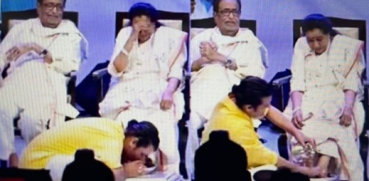 سونو نگم نے آشا بھوسلے کے پاؤں دھو کر چوم لیے، ویڈیو وائرل