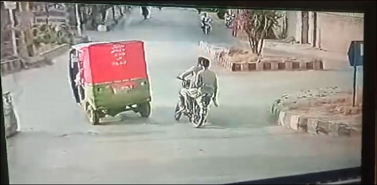 رکشے میں بیٹھی خاتون پر نوجوان نے تیزاب پھینک دیا، دل دہلا دینے والی فوٹیج