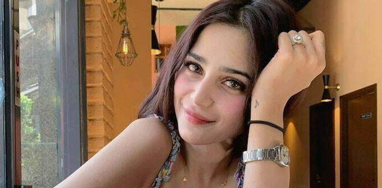 خدا خافظ پاکستان: آئمہ بیگ نے پاکستان چھوڑ دیا؟