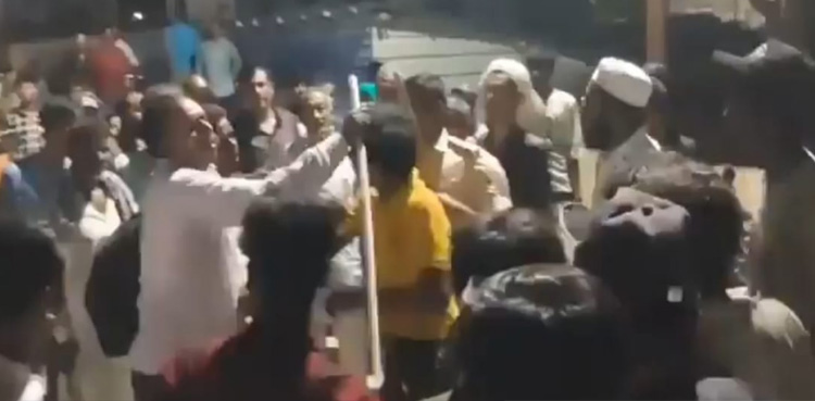 پولیس تشدد سے نوجوان کا پیٹ پھٹ گیا، آنتیں باہر نکل آئیں، دردناک ویڈیو