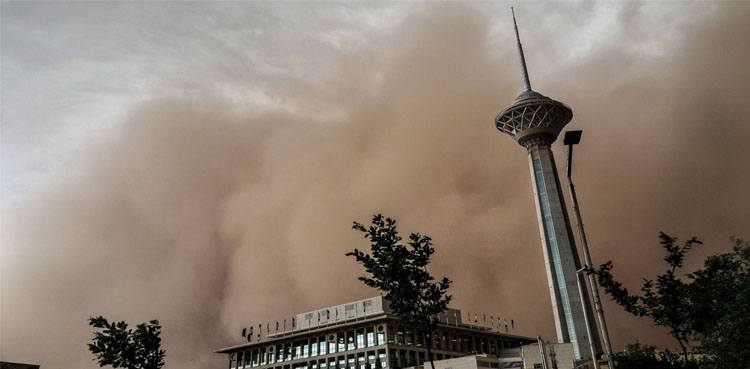 ایران میں ریت کا طوفان، سینکڑوں شہری اسپتال منتقل