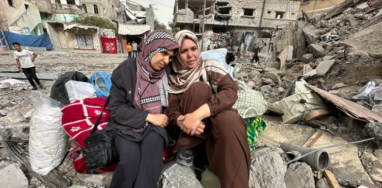 غزہ میں اسرائیلی فوج کی بے گھر فلسطینیوں پر بمباری، درجنوں شہید