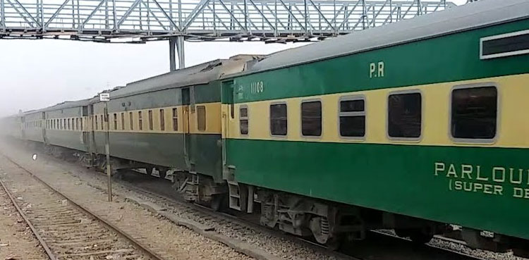 کراچی ایکسپریس خوفناک حادثے سے بال بال بچ گئی