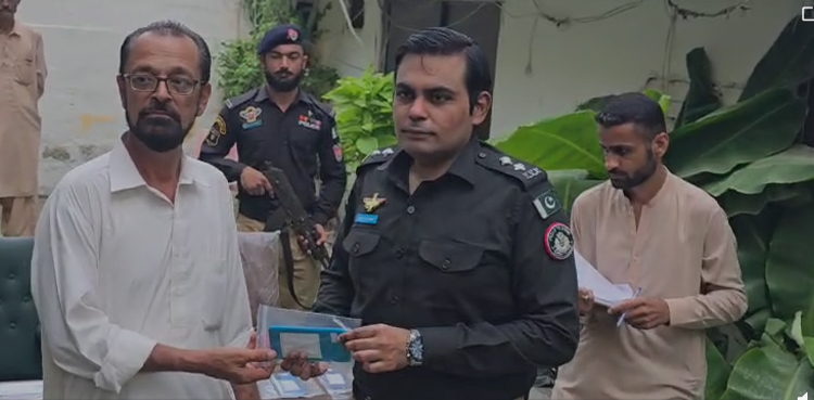 کراچی : اسٹریٹ کرمنلز کے ہاتھوں چھینے گئے موبائل فونز واپس ملنے پر شہری حیران