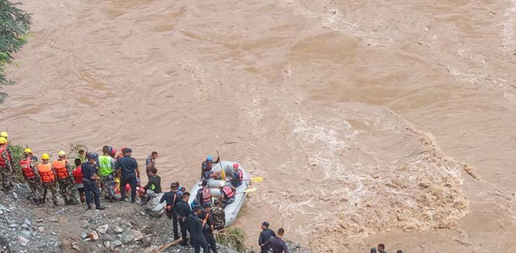 مٹی کا تودہ گرنے سے دو بسیں دریا میں بہہ گئیں، 63 افراد لاپتہ